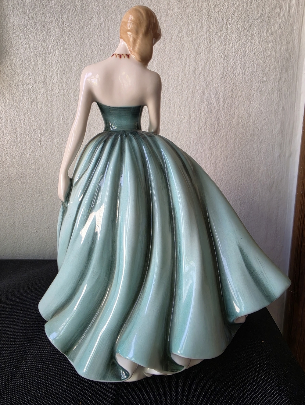 Royal Doulton Sarah Figurine HN 3978 Figure of the Year 2002 - Picture 2 of 3